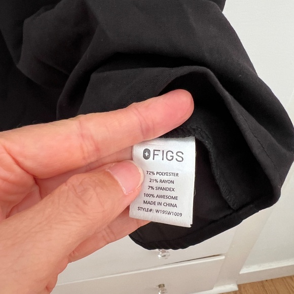 FIGS Hanoi Popover Scrub Top in Black Size Large - Picture 5 of 5